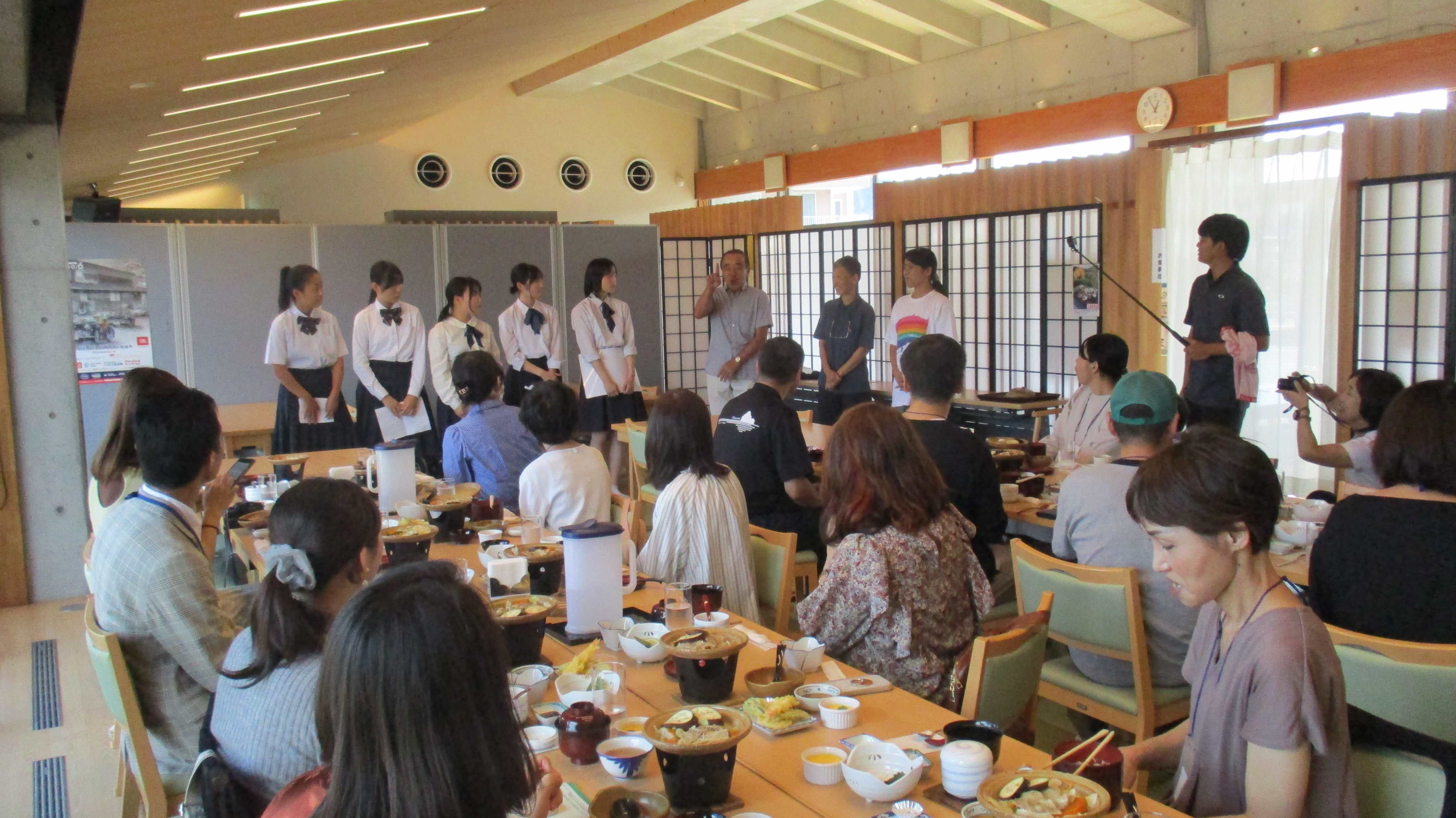 たけべ八幡温泉で昼食と地区のみなさまのお話を聞きました